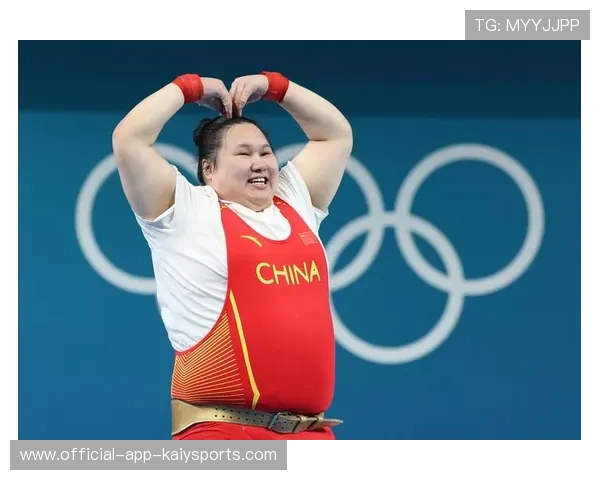 举重选手庆祝动作太夸张成迷因